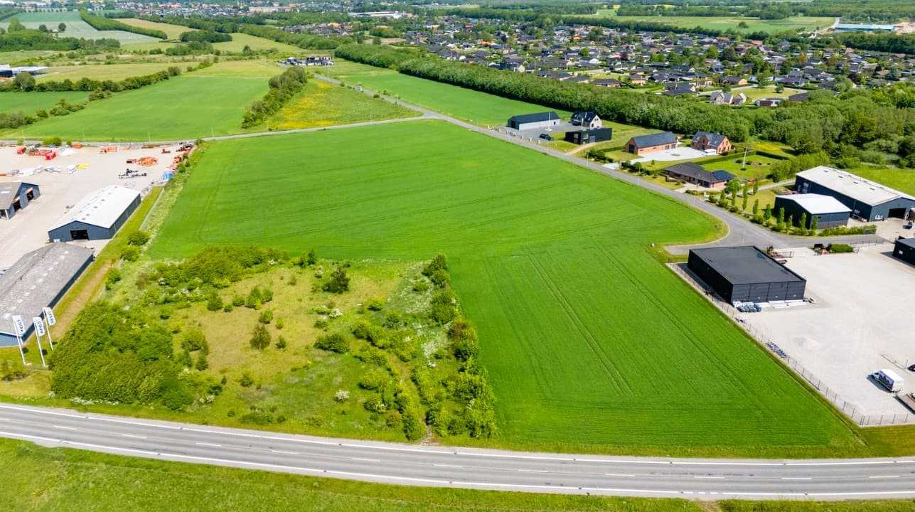 Dronebillede af erhvervsgrund på Skiltemagervej i Hedensted