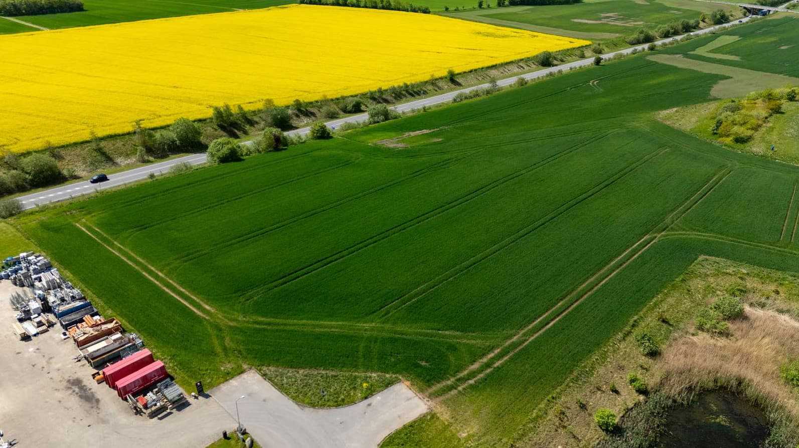 Dronebillede af erhvervsgrund på Højskolebakken i Uldum