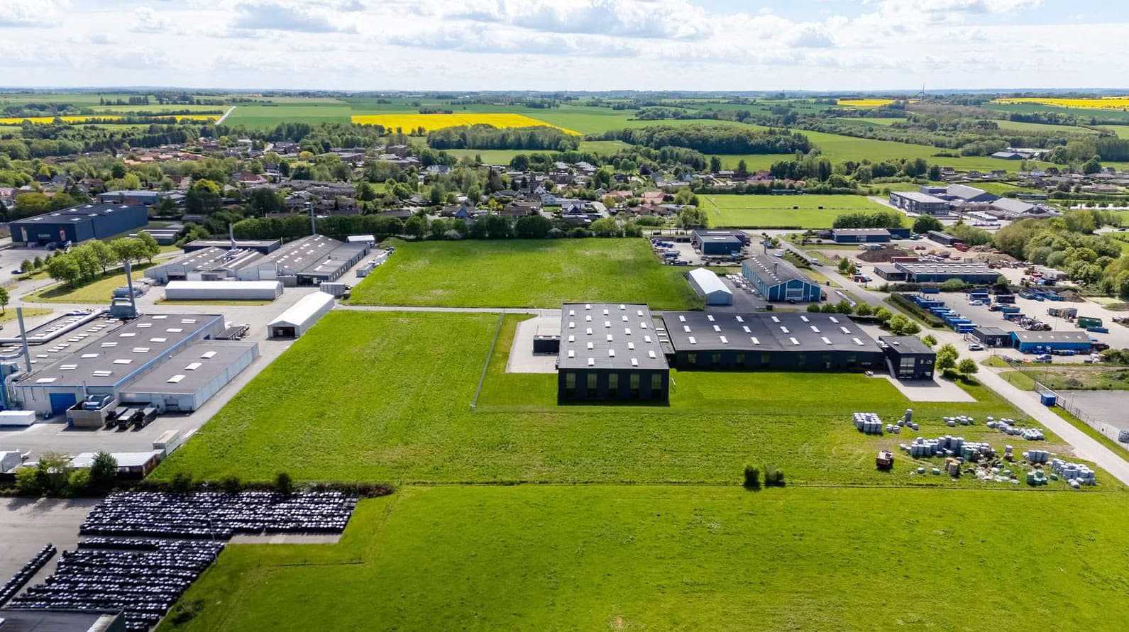 Dronebillede af erhvervsgrund på Industrivænget i Hornsyld