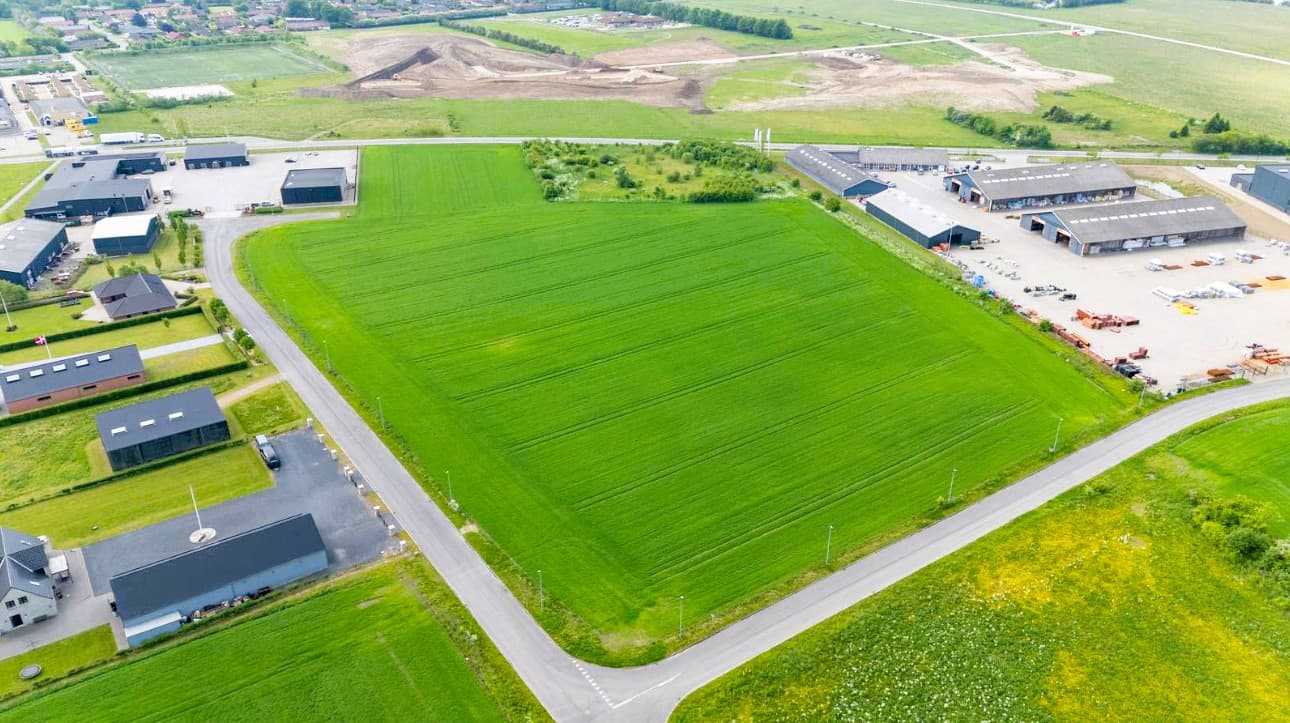 Dronebillede af erhvervsgrund på Skiltemagervej i Hedensted