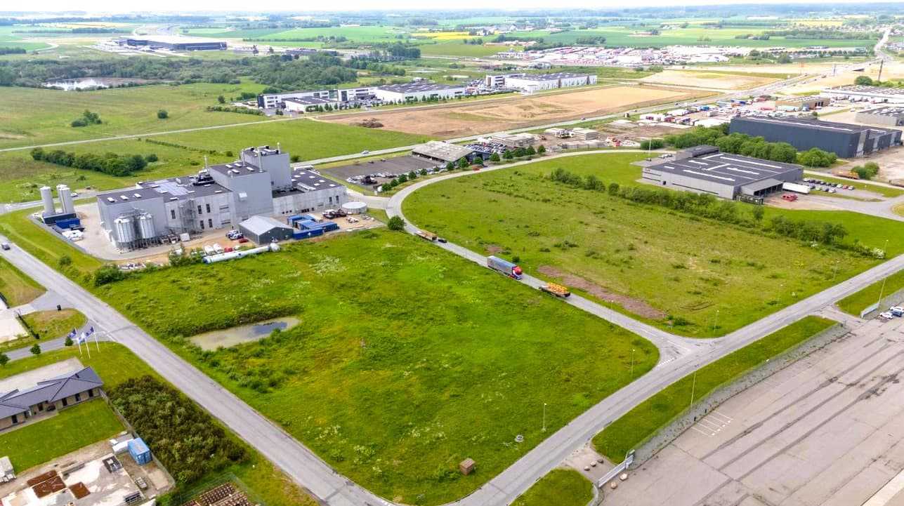Dronebillede af erhvervsgrund på Karosserivej i Hedensted