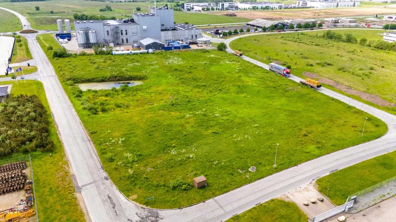 Dronebillede af erhvervsgrund på Karosserivej i Hedensted