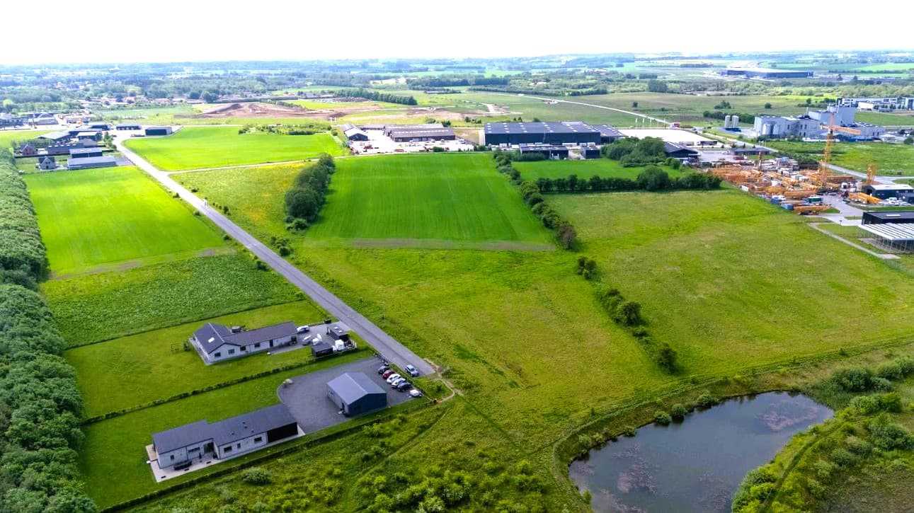Dronebillede af erhvervsgrund på Glarmestervej i Hedensted